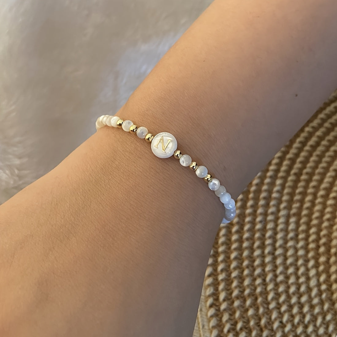 Elegante Initiële Parelarmband