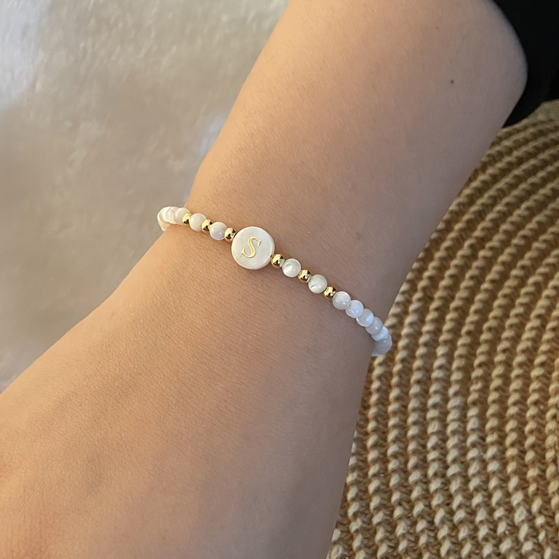 Elegante Initiële Parelarmband