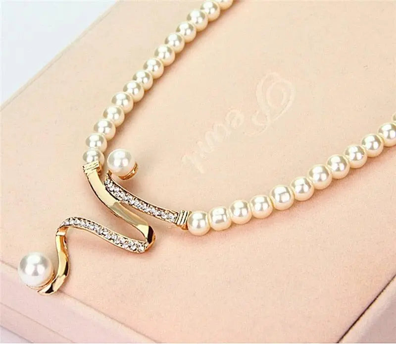 Set van ketting en oorbellen met natuurlijke parels