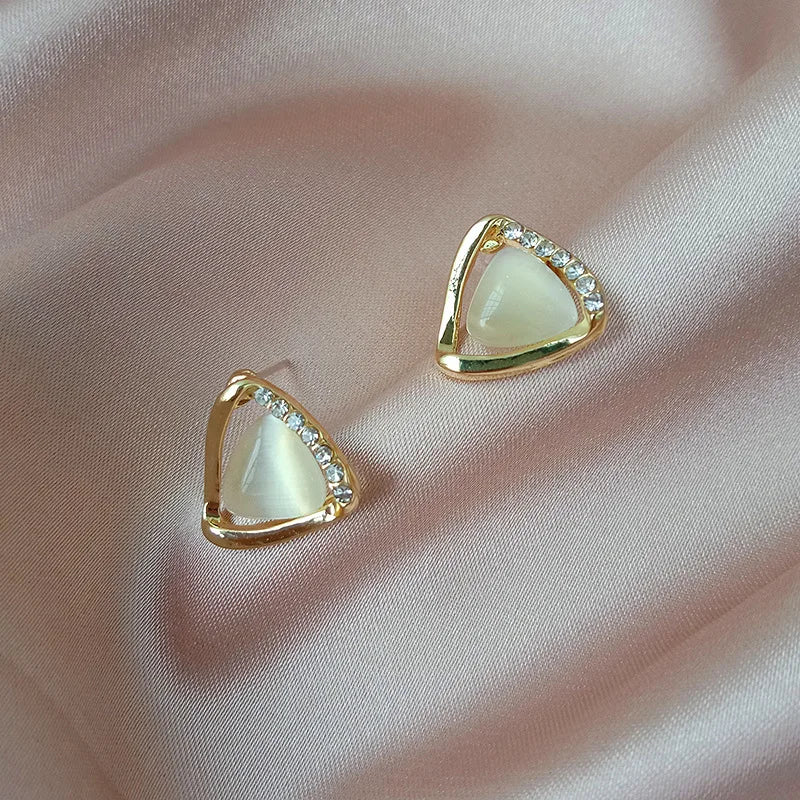 Elegante triangulaire oorbellen met opaal en kristallen