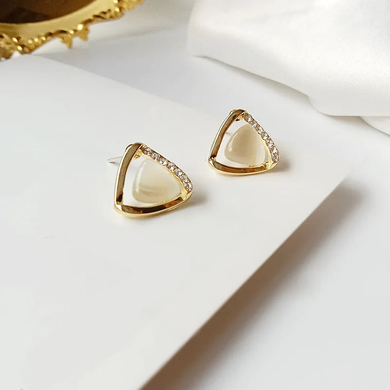 Elegante triangulaire oorbellen met opaal en kristallen