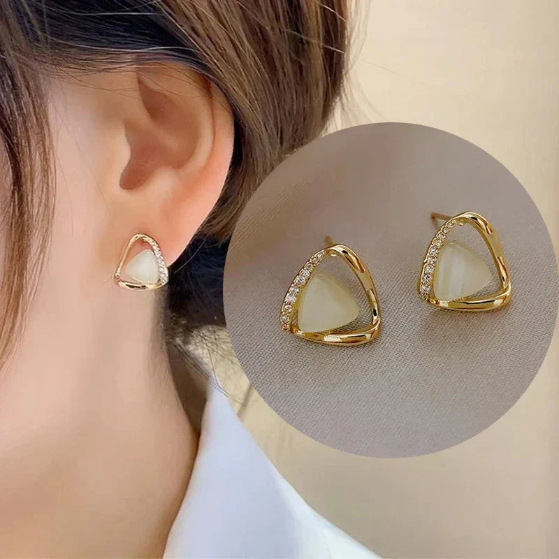 Elegante triangulaire oorbellen met opaal en kristallen