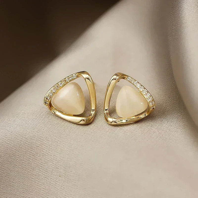 Elegante triangulaire oorbellen met opaal en kristallen