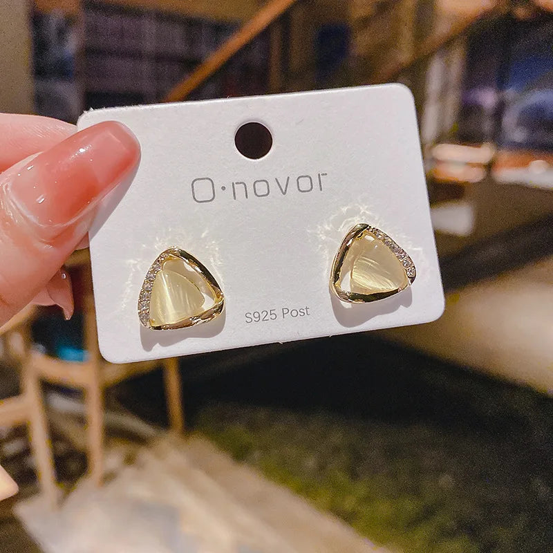 Elegante triangulaire oorbellen met opaal en kristallen
