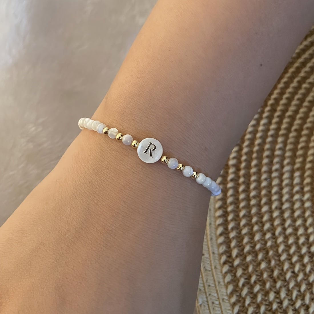 Elegante Initiële Parelarmband
