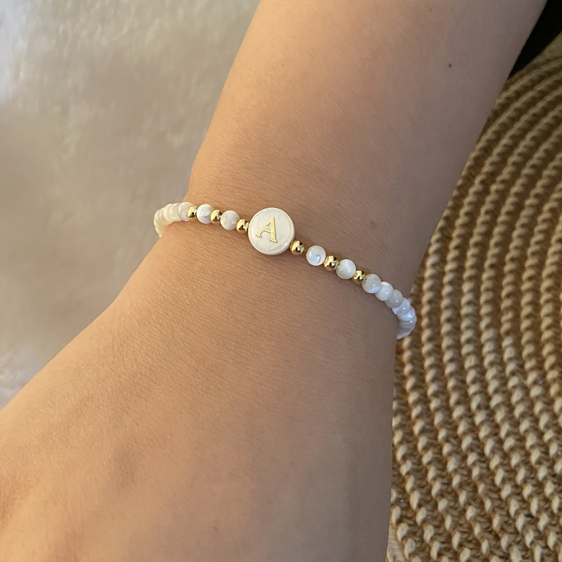 Elegante Initiële Parelarmband
